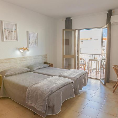 Hotel Tres Jotas Conil كونيل ذي لا فرونتيرا المظهر الخارجي الصورة