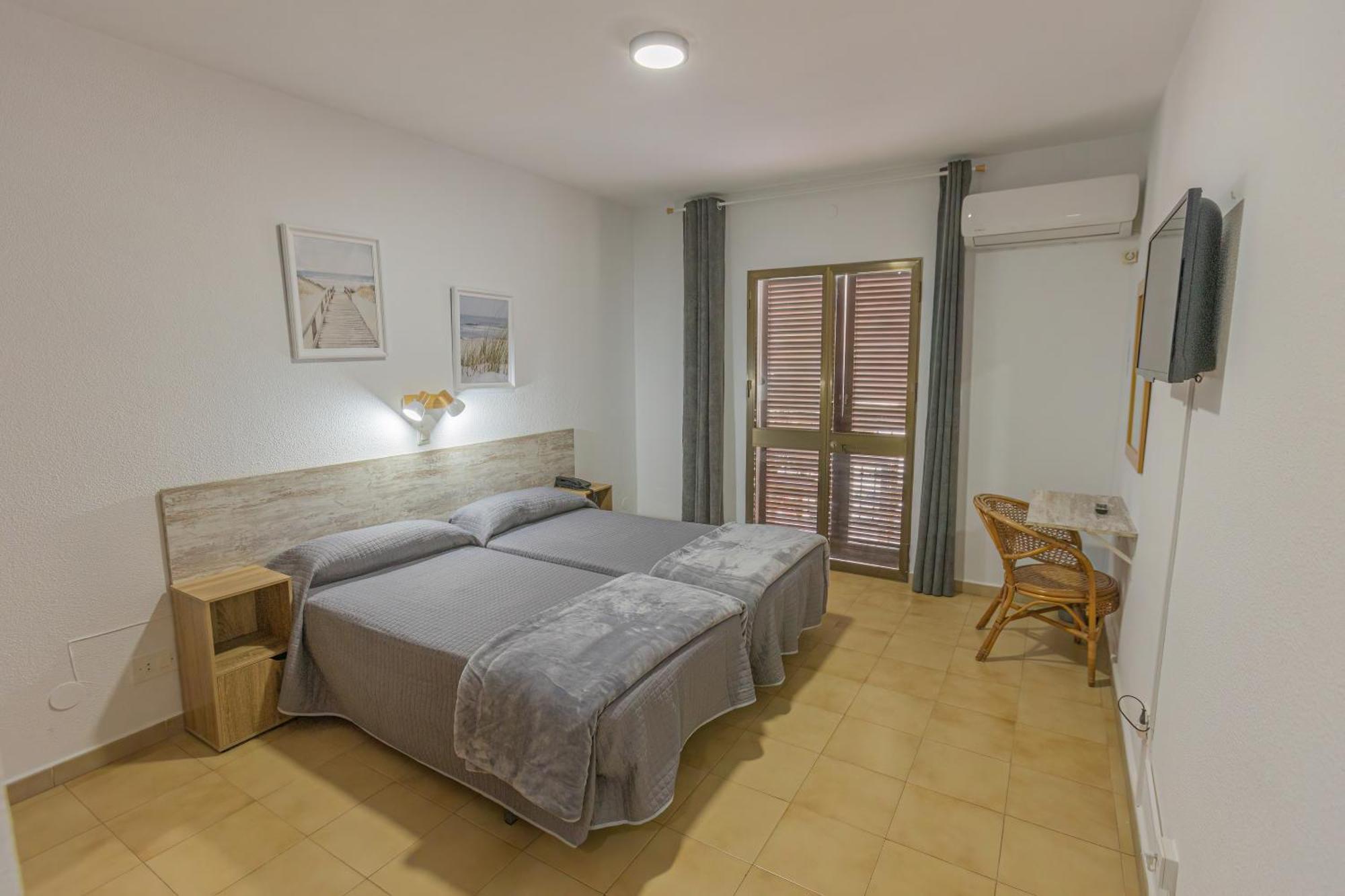 Hotel Tres Jotas Conil كونيل ذي لا فرونتيرا المظهر الخارجي الصورة