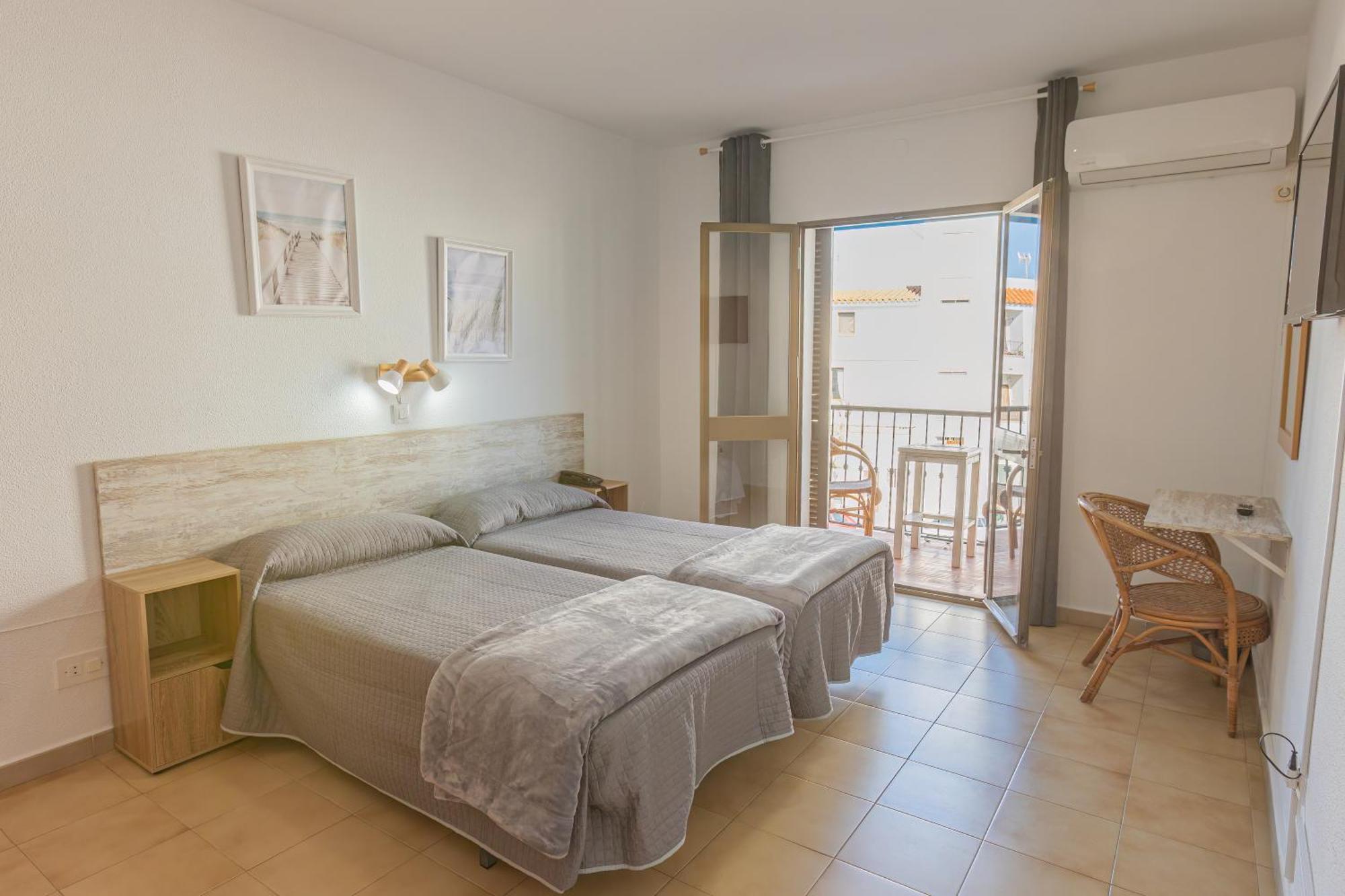 Hotel Tres Jotas Conil كونيل ذي لا فرونتيرا المظهر الخارجي الصورة