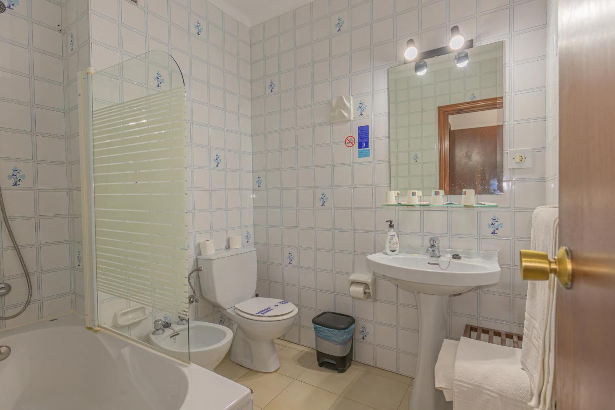 Hotel Tres Jotas Conil كونيل ذي لا فرونتيرا المظهر الخارجي الصورة